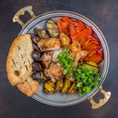 Садж из домашней курицы, жаренной на углях с луково-ореховым соусом и домашними лепешками