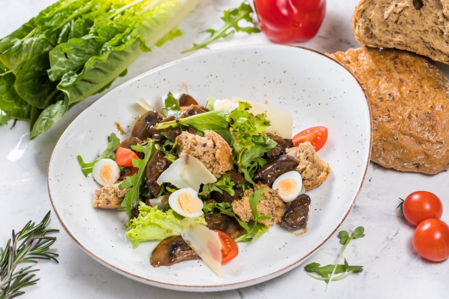 Салат с куриной печенью
