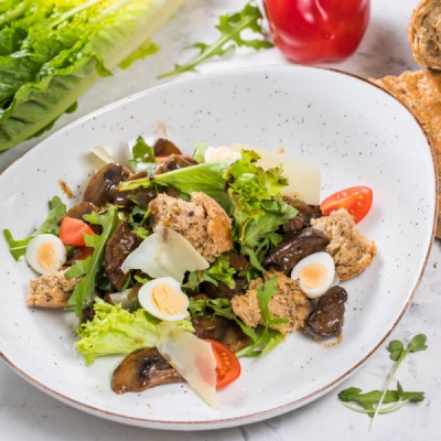 Салат с куриной печенью