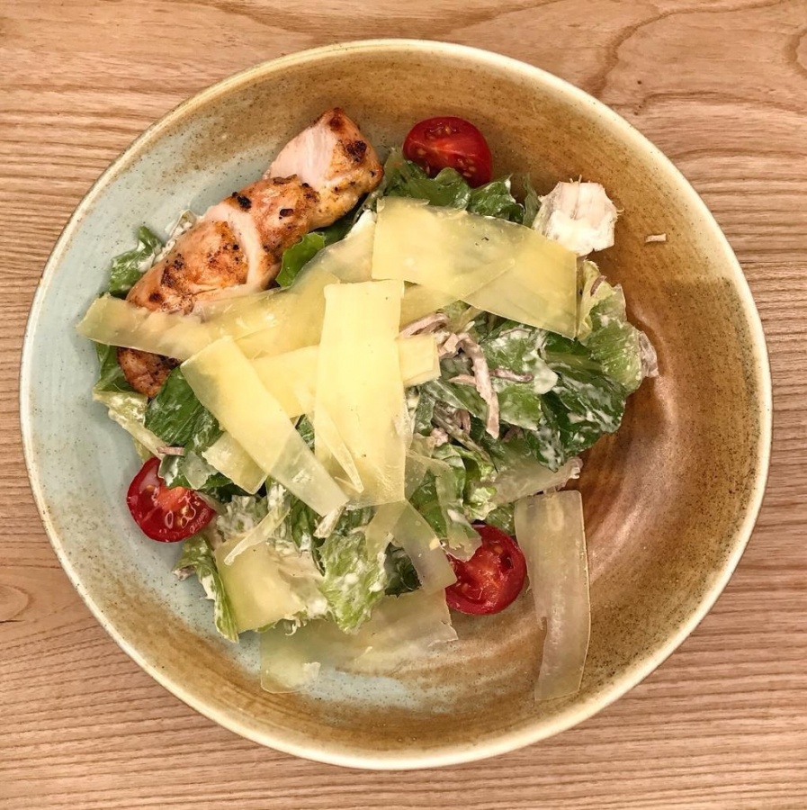 Салат с говяжьим языков, куриным филе и салатом Романо