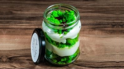 Десерт в банке с базиликом и вишней