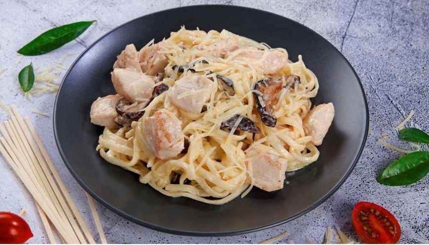 Удон с курицей под сливочным соусом