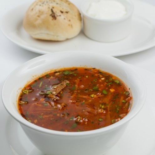 Борщ из говядины с пряной булочкой