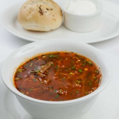 Борщ из говядины с пряной булочкой