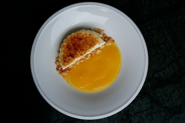 Чизкейк с сырной крошкой и апельсиновым соусом