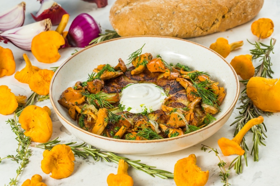 Жареный картофель с лисичками и домашней сметаной