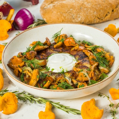Жареный картофель с лисичками и домашней сметаной
