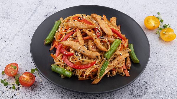 Лапша яичная с курицей под соусом терияки