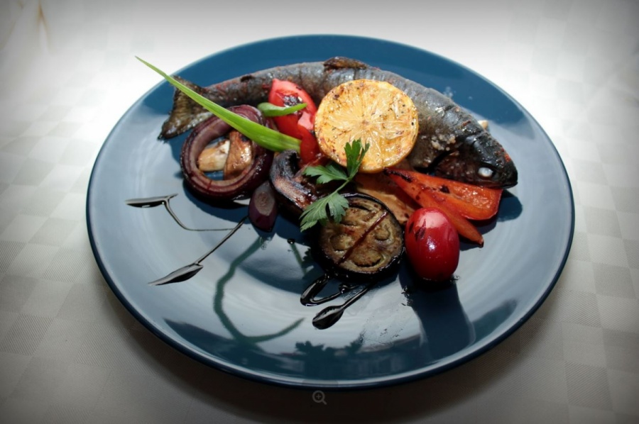 Форель радужная с овощами