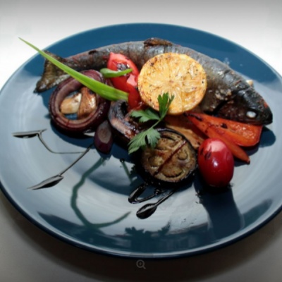 Форель радужная с овощами