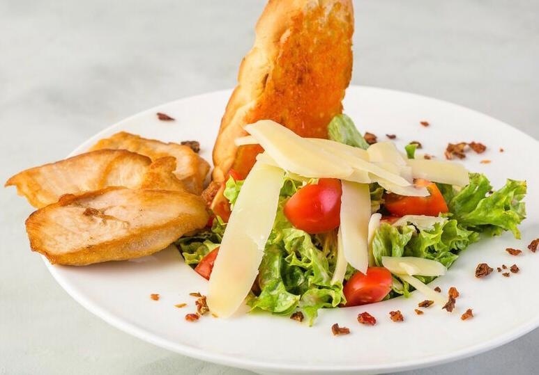 Салат Цезарь с курицей