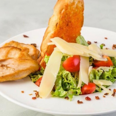 Салат Цезарь с курицей
