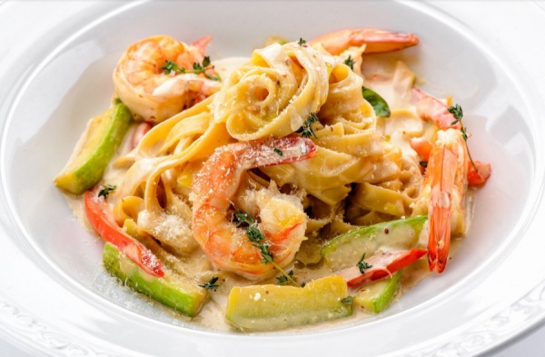 Фетучини с креветками и овощами