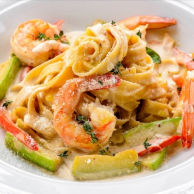 Фетучини с креветками и овощами