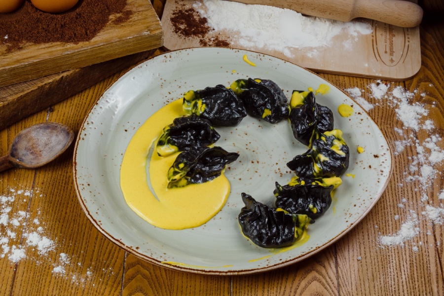 Пельмени чёрные с кальмаром