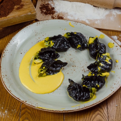 Пельмени чёрные с кальмаром