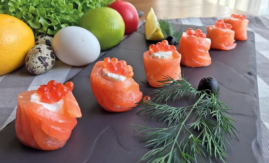 Рулетики из лосося