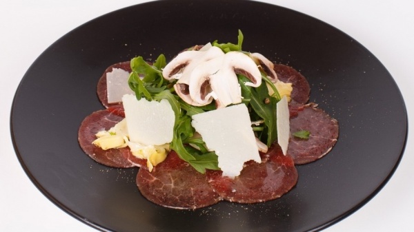 Карпаччо из говядины с артишоками и грибами