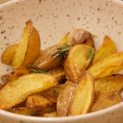 Картофельные дольки с розмарином и чесноком