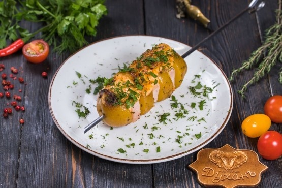 Картофель печёный с копчёной грудкой