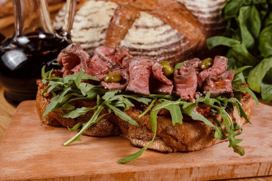 Брускетта с телятиной, каперсами и красным соусом