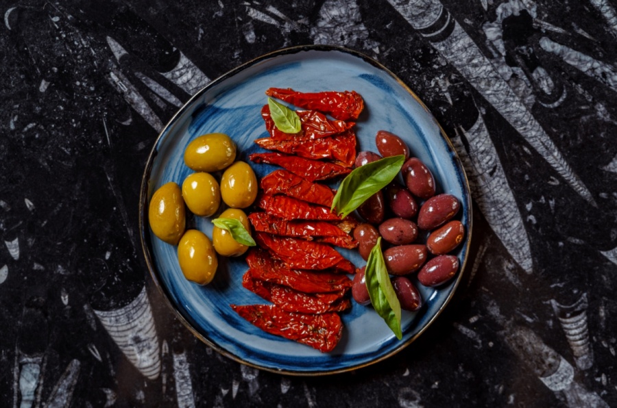 Оливки, маслины, вяленые томаты