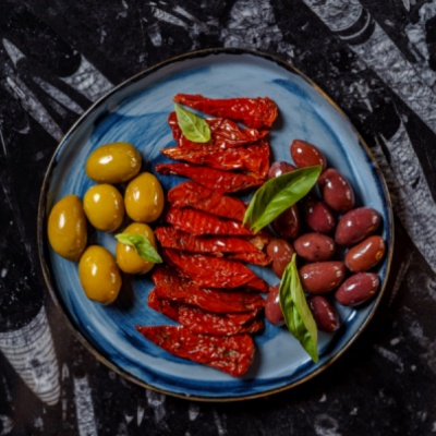 Оливки, маслины, вяленые томаты