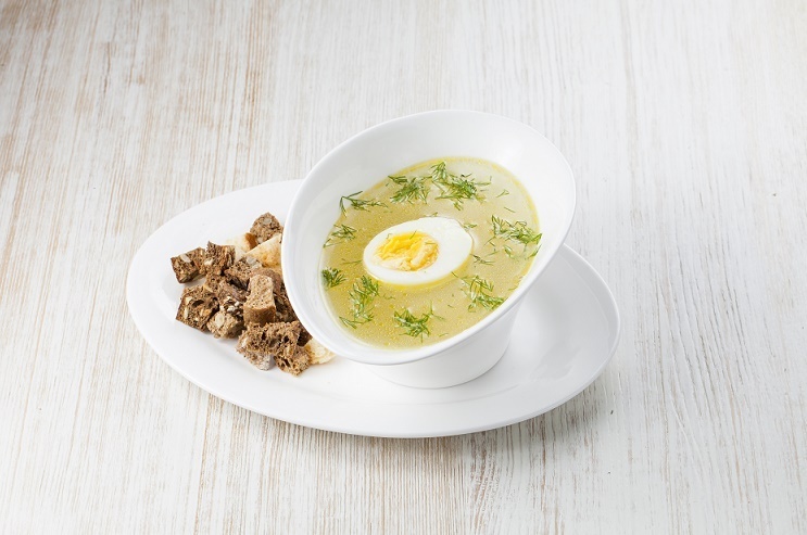 Классический куриный бульон с сухариками и яйцом