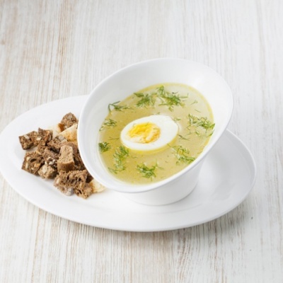 Классический куриный бульон с сухариками и яйцом