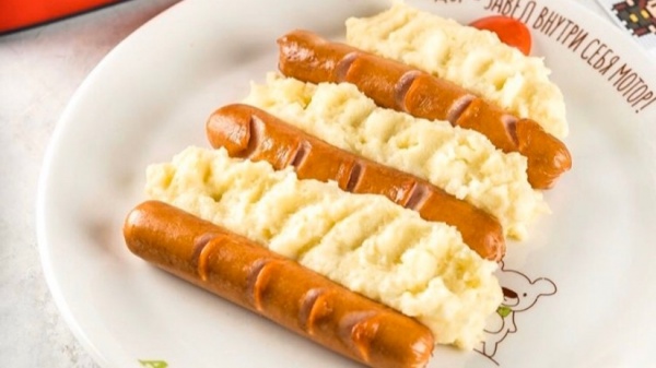 Картофельный тортик с сосисками-гриль