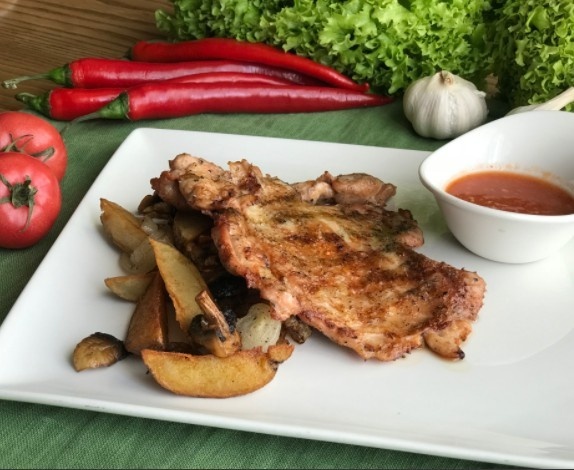 Куриная отбивная с картофелем и грибами