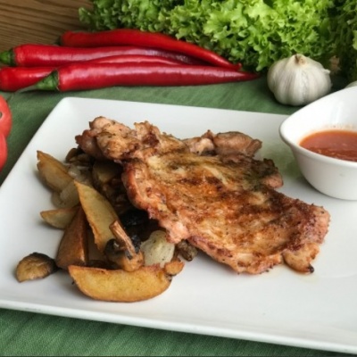 Куриная отбивная с картофелем и грибами