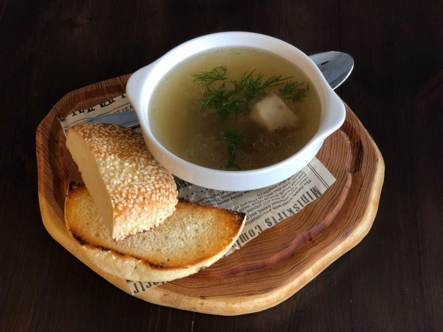 Говяжий бульон с мясом и гренками