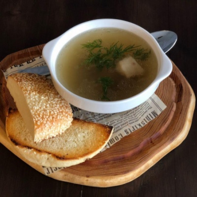 Говяжий бульон с мясом и гренками