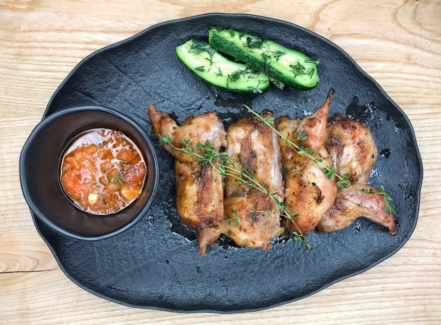 Перепела с малосольными огурчиками (Josper открытый огонь)