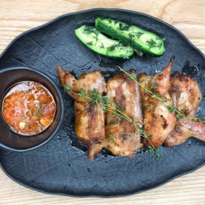 Перепела с малосольными огурчиками (Josper открытый огонь)