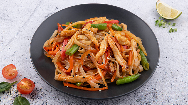 Рисовая лапша с курицей под соусом терияки