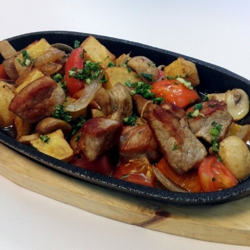 Сковородочка со свининой, грибами, томатами и картофелем