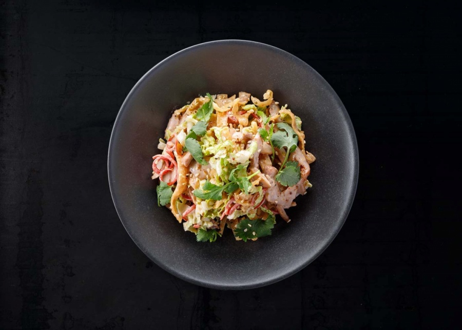 Салат с острой курицей, пекинской капустой и хрустящим тестом