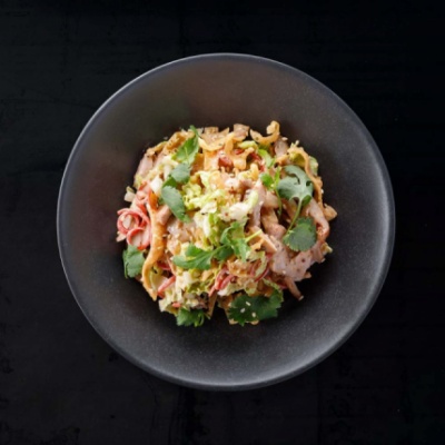 Салат с острой курицей, пекинской капустой и хрустящим тестом