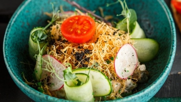 Салат с печеной курицей и овощами