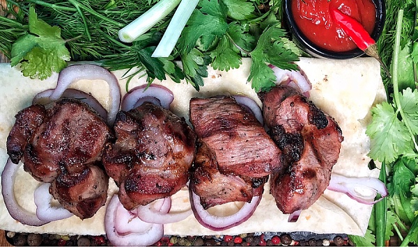 Шашлык из свиной шеи с лавашом и соусом по-грузински