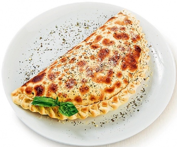 Кальцоне с курицей и грибами