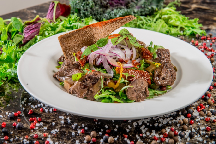 Теплый салат из куриной печени