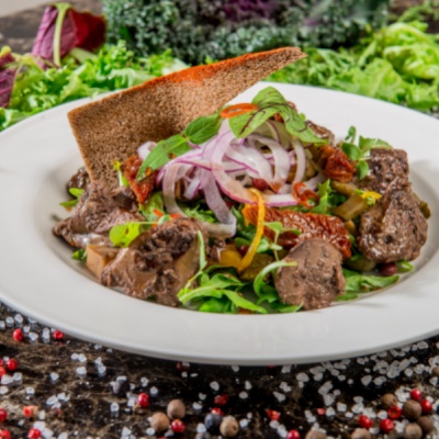 Теплый салат из куриной печени