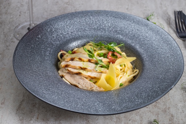 Тальятелле с копченой курицей и горошком и томатами в сливочном соусе