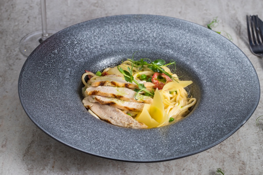 Тальятелле с копченой курицей и горошком и томатами в сливочном соусе