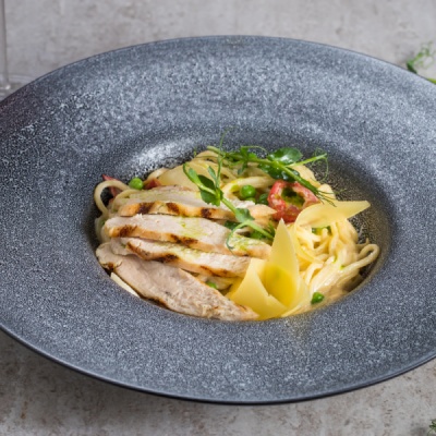 Тальятелле с копченой курицей и горошком и томатами в сливочном соусе