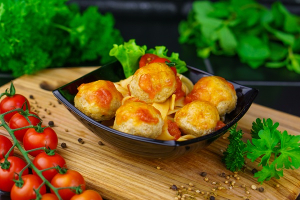 Паста с куриными митболами с томатным соусом