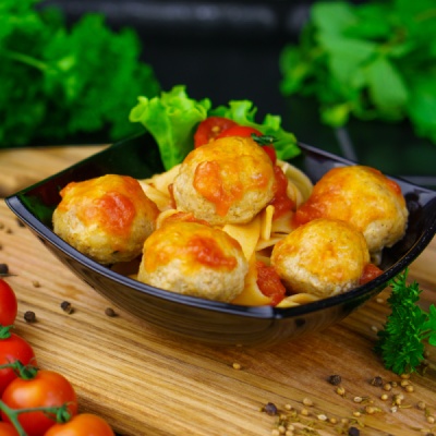 Паста с куриными митболами с томатным соусом